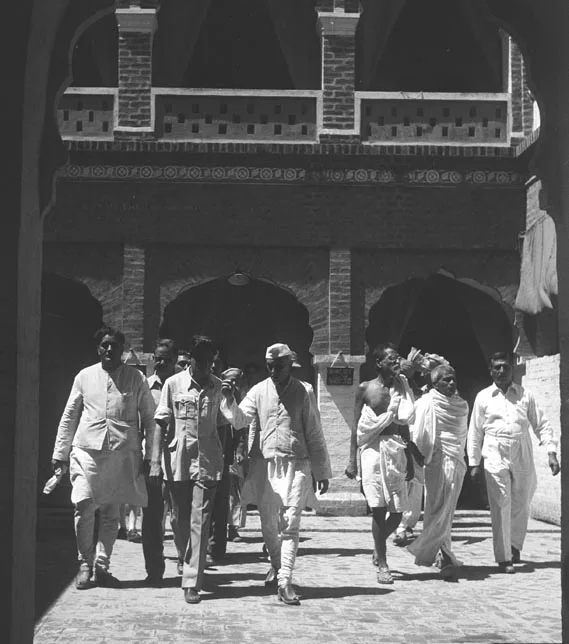 Jawaharlal Nehru with Acharya Vinoba Bhave at Kurukshetra in 1948