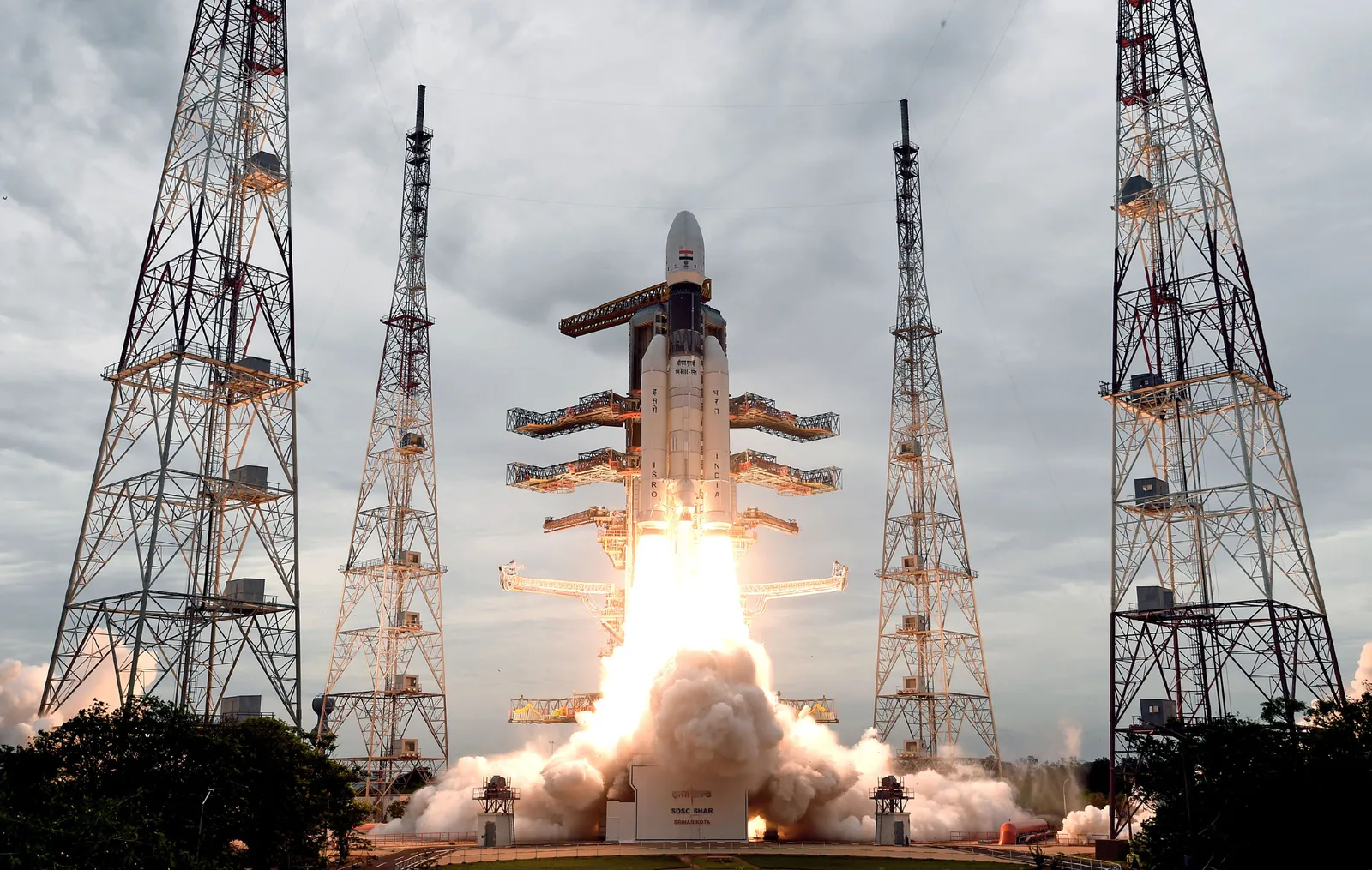 GSLV Mk III-M1 carrying Chandrayaan-2 lifting off from Sriharikota on 22 July 2019