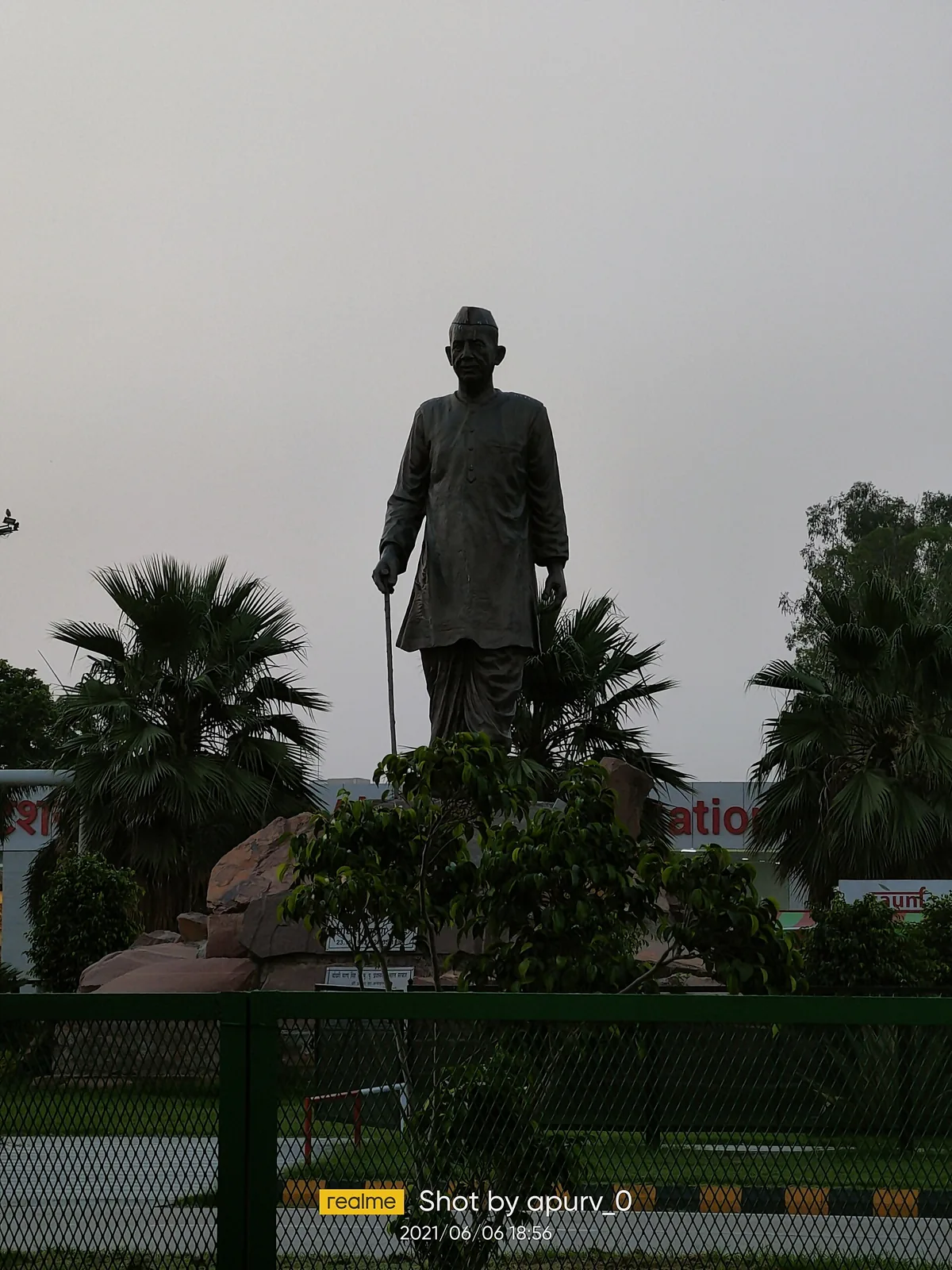 Death of Chaudhary Charan Singh dies: A 2021 photograph of the Chaudhary Charan Singh statue at Amausi Airport. It commemorates the prime minister, who died in 1987; it does not depict his death.