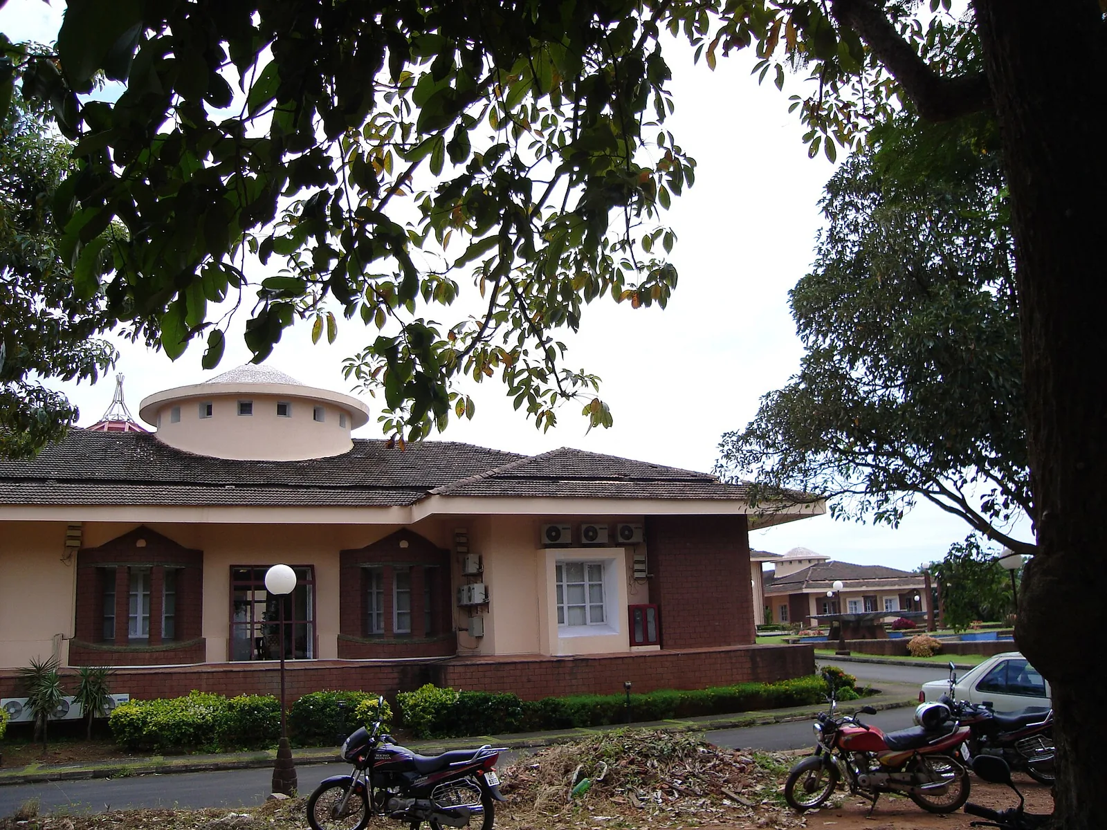 Goa attains statehood: Photograph from the 2000s of the Goa Legislative Assembly complex; institutional context for Goa's attainment of full statehood in 1987, not a 1987 ceremony photograph.