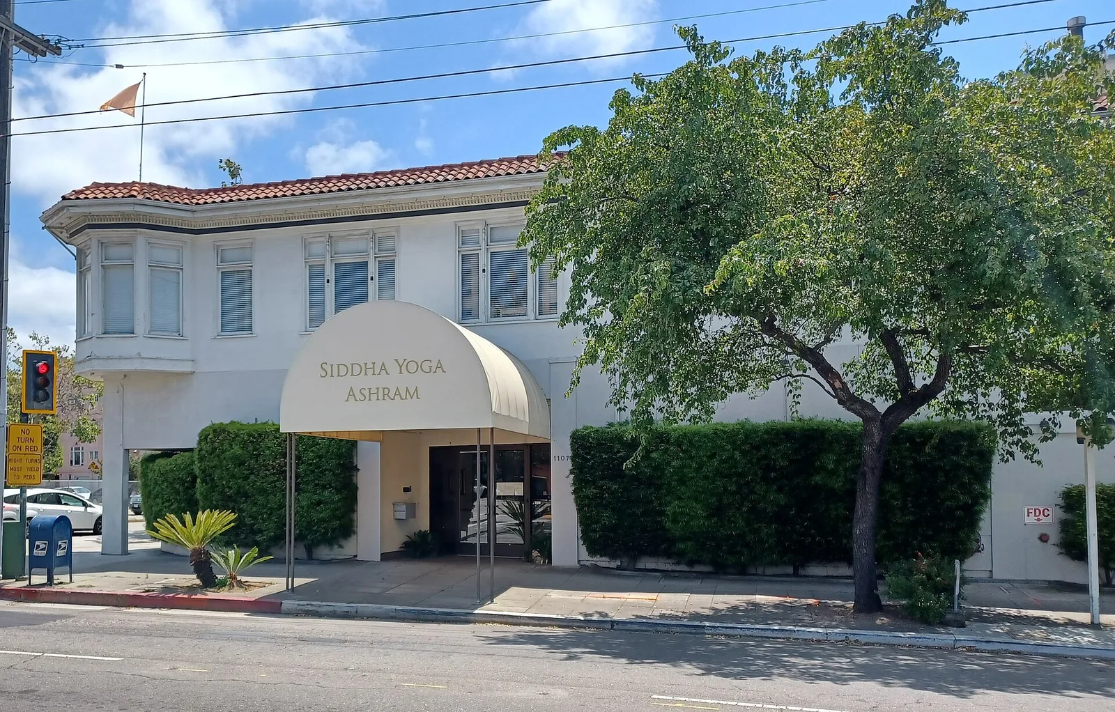 Birth of Gurumayi Chidvilasananda: 2023 photograph of a Siddha Yoga ashram in Oakland, an institution connected with Gurumayi Chidvilasananda's spiritual movement; not a photograph of her birth in 1955.