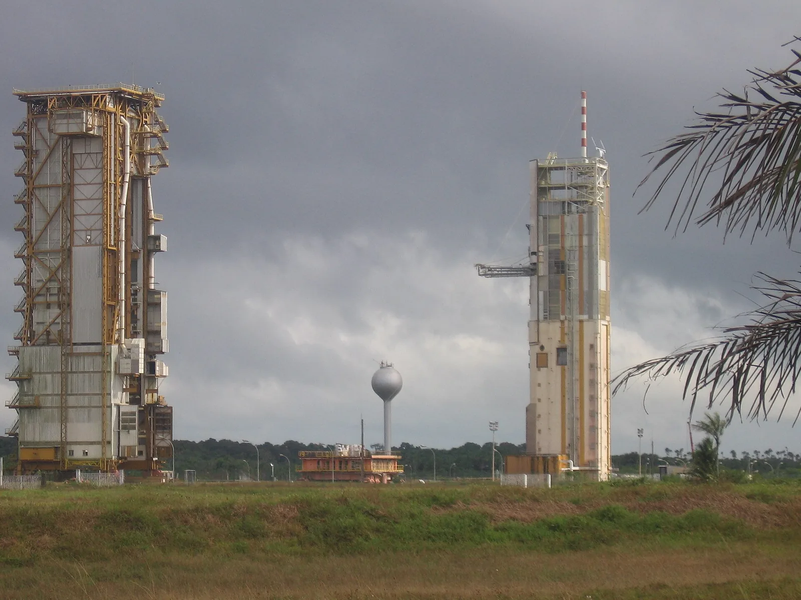INSAT-2B launched: 2007 photo of the decommissioned Ariane 4 launch pad at French Guiana, contextualizing the July 1993 INSAT-2B launch; not a 1993 photo.
