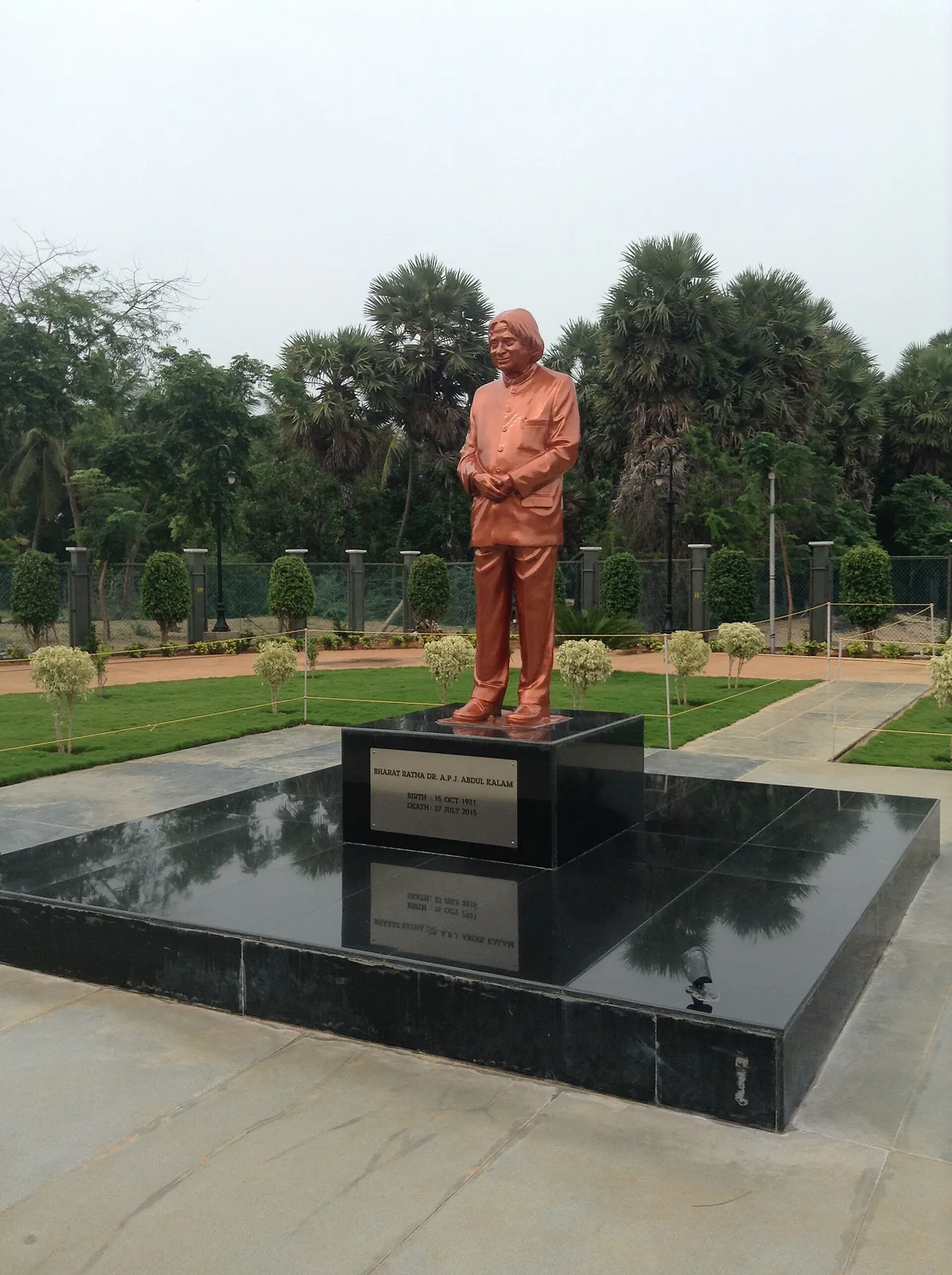 Death of A. P. J. Abdul Kalam dies: Photograph uploaded in 2021 showing a statue memorializing A. P. J. Abdul Kalam, who died in July 2015. Not a photograph of his death or funeral.