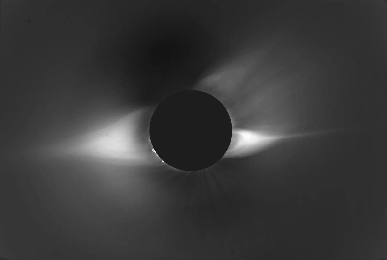 A total solar eclipse is visible from Iran, India, Thailand, and Southeast Asia: Total solar eclipse photograph taken by Fred Espenak on 24 October 1995 at Dundlod, Rajasthan. This is a direct photographic record of the eclipse visible in India.