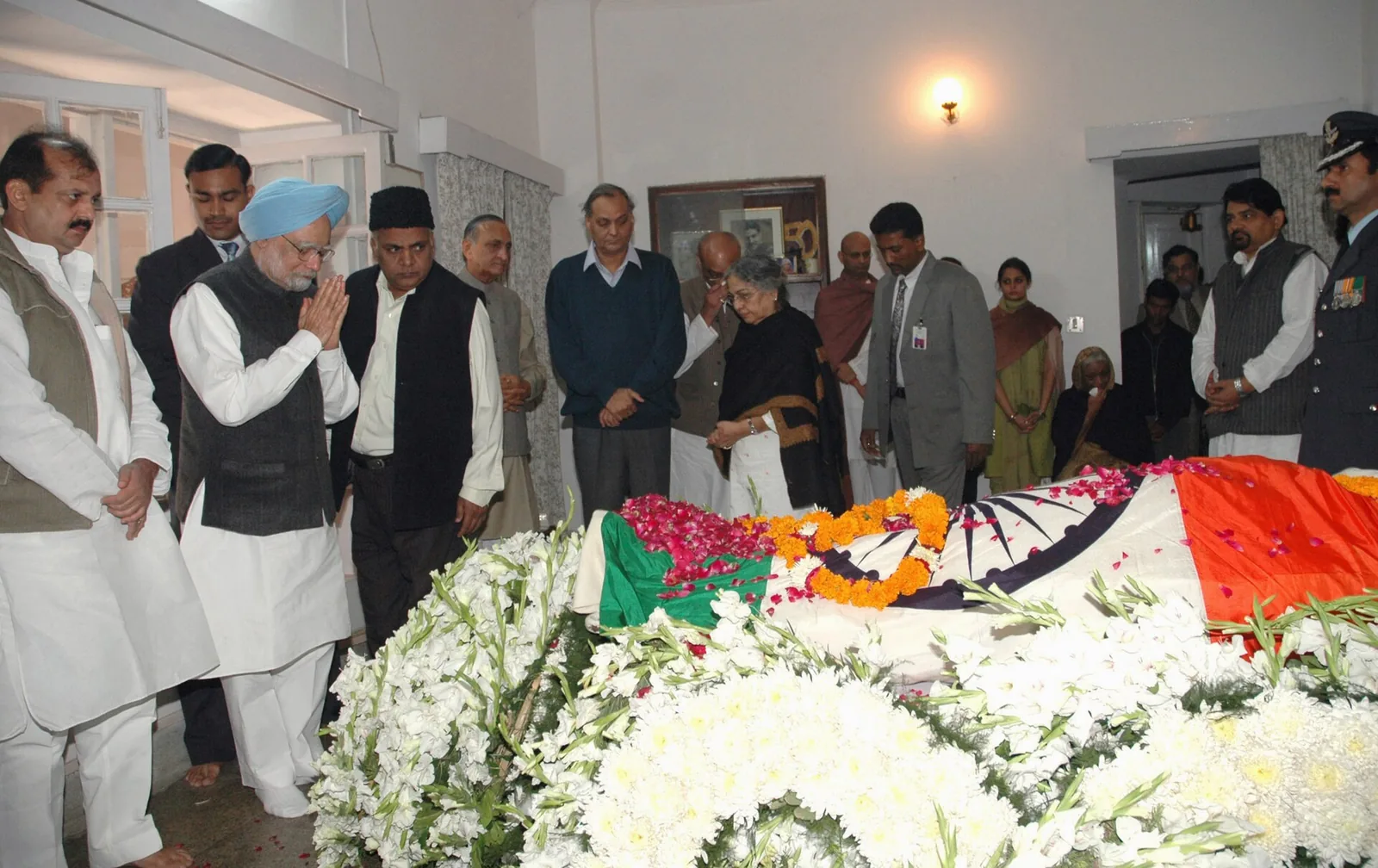 Death of Vishwanath Pratap Singh: Manmohan Singh pays homage beside the remains of former Prime Minister V. P. Singh in New Delhi on 28 November 2008, following Singh's death. This is funeral observance, not a portrait from his lifetime.