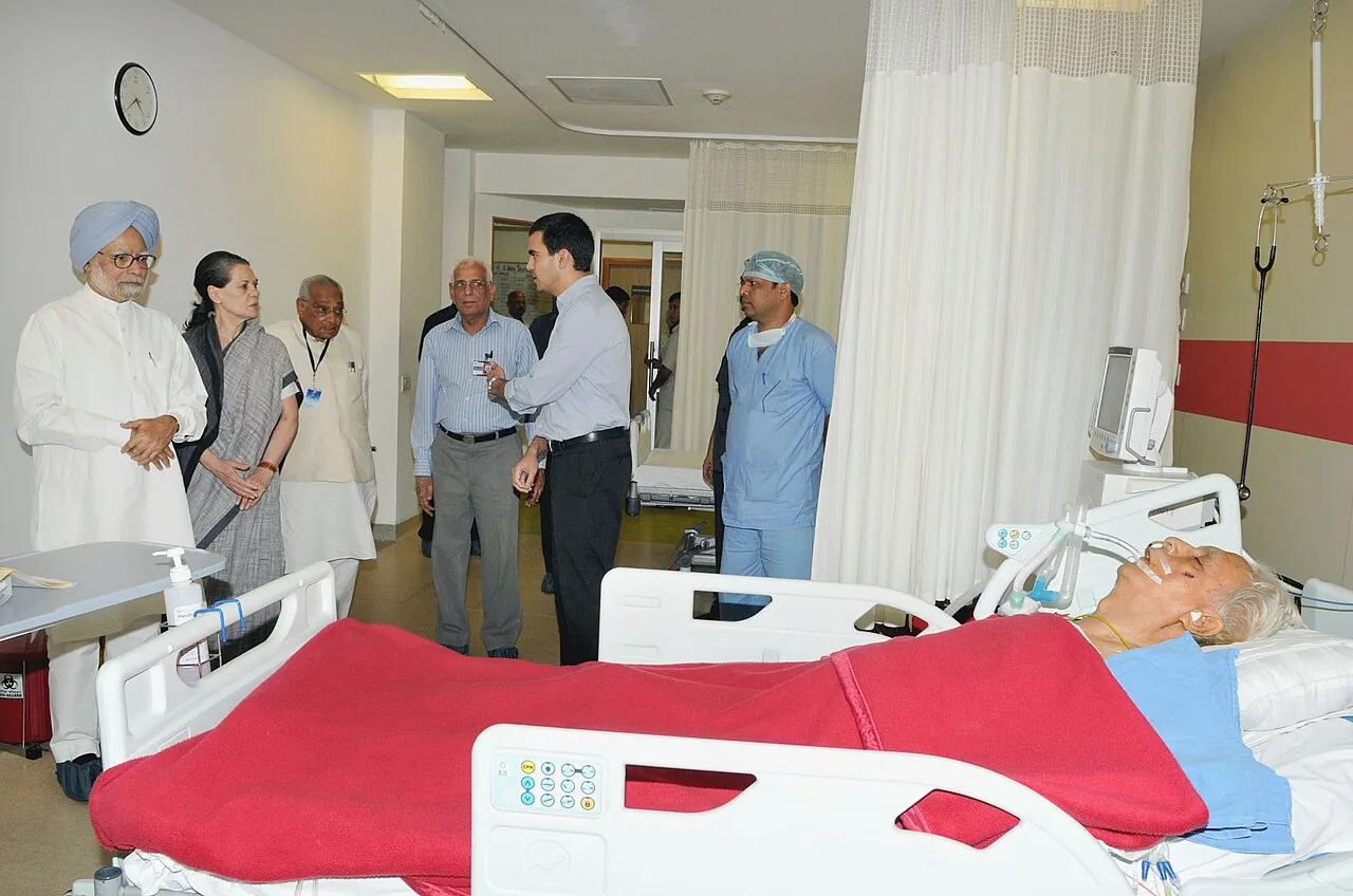 Official PIB photograph, 26 May 2013: Prime Minister Manmohan Singh and Sonia Gandhi visit V. C. Shukla in hospital after the Jhiram Ghati ambush. It shows the actual aftermath, not the ambush itself.
